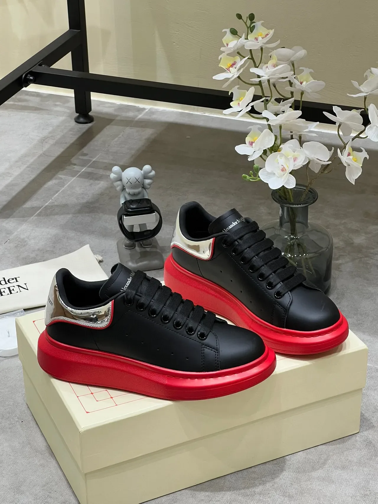 Alexander McQueen tênis oversized preto prateado vermelho tênis lifestyle 8