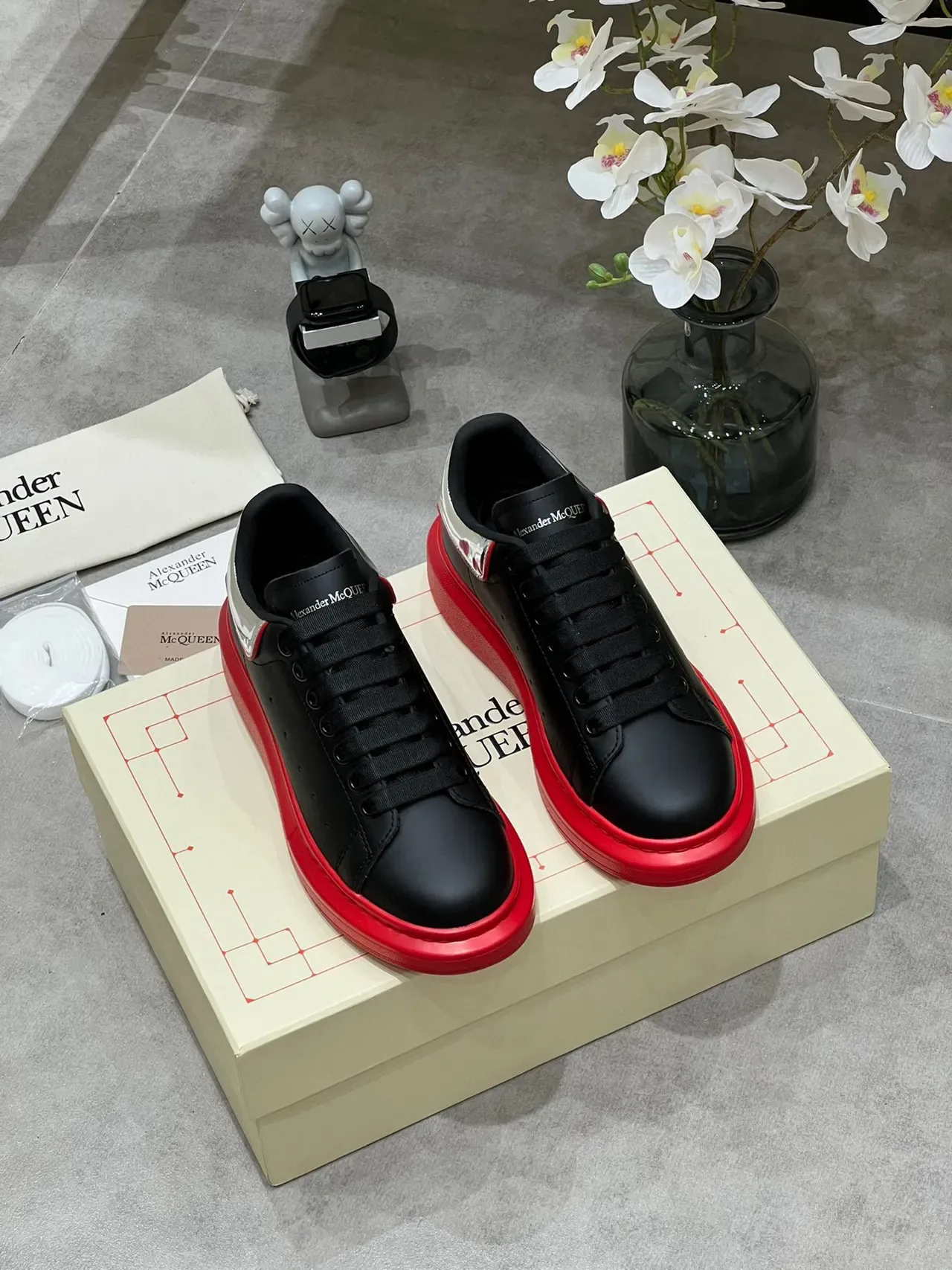 Alexander McQueen tênis oversized preto prateado vermelho tênis lifestyle 9