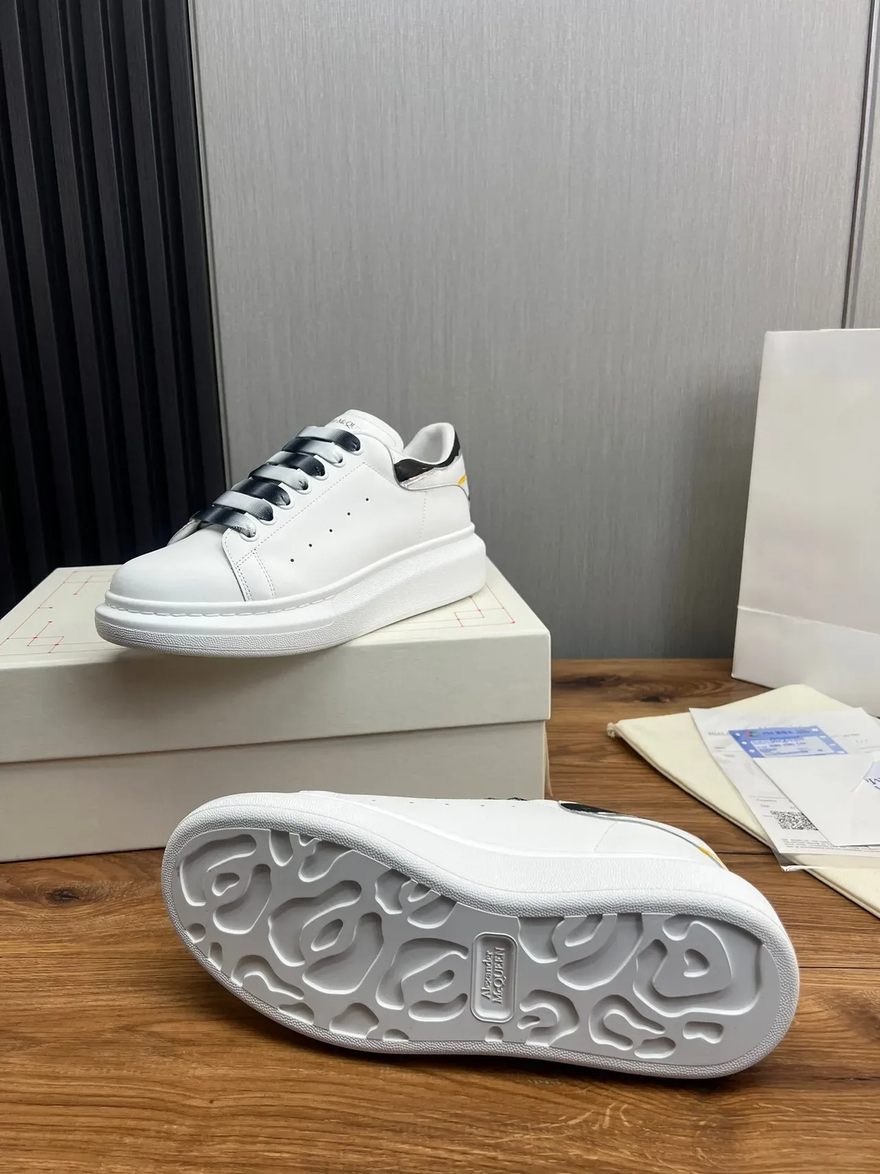 Alexander McQueen Oversized Sneaker White Black Platform Sole Smooth Leather Upper Lifestyle Sneakers 8