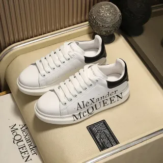 Alexander McQueen Oversized स्नीकर सफेद काला सिल्हूट बोल्ड साइड लोगो प्रिंट लाइफस्टाइल स्नीकर