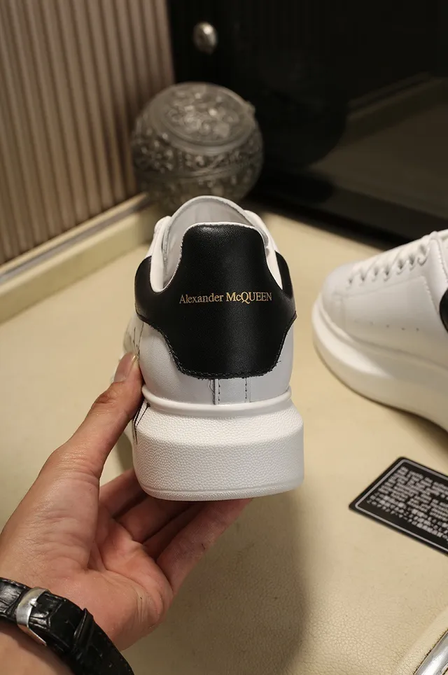 Alexander McQueen ওভারসাইজড স্নিকার সাদা কালো সিলহুয়েট বোল্ড সাইড লোগো প্রিন্ট লাইফস্টাইল স্নিকার 2