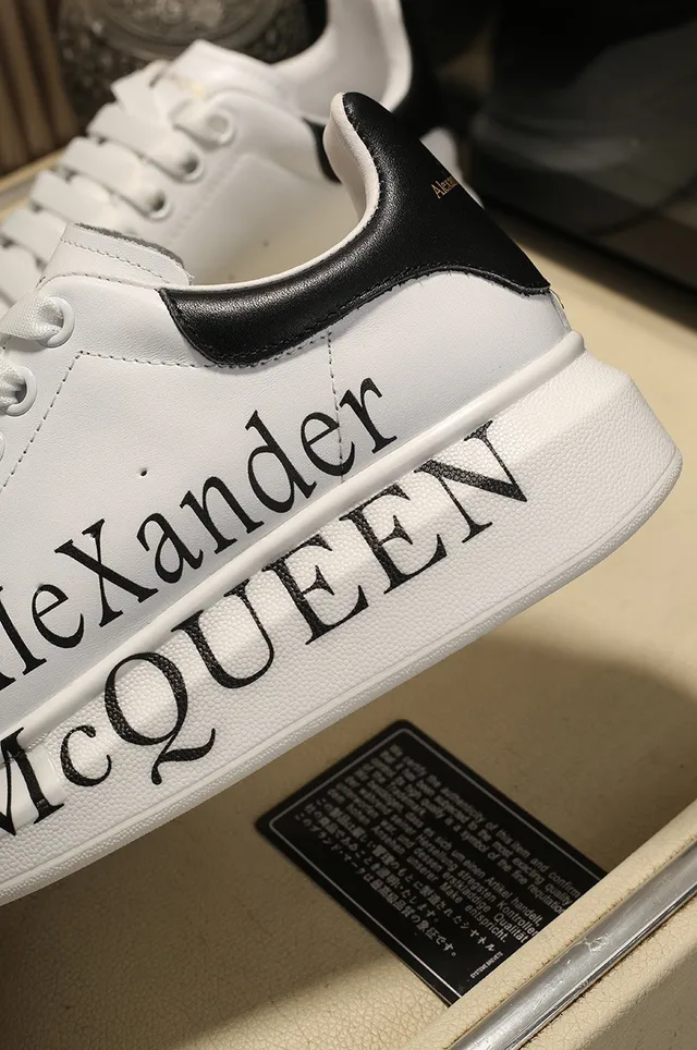 Alexander McQueen ওভারসাইজড স্নিকার সাদা কালো সিলহুয়েট বোল্ড সাইড লোগো প্রিন্ট লাইফস্টাইল স্নিকার 3