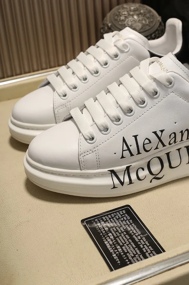 Alexander McQueen ওভারসাইজড স্নিকার সাদা কালো সিলহুয়েট বোল্ড সাইড লোগো প্রিন্ট লাইফস্টাইল স্নিকার 4