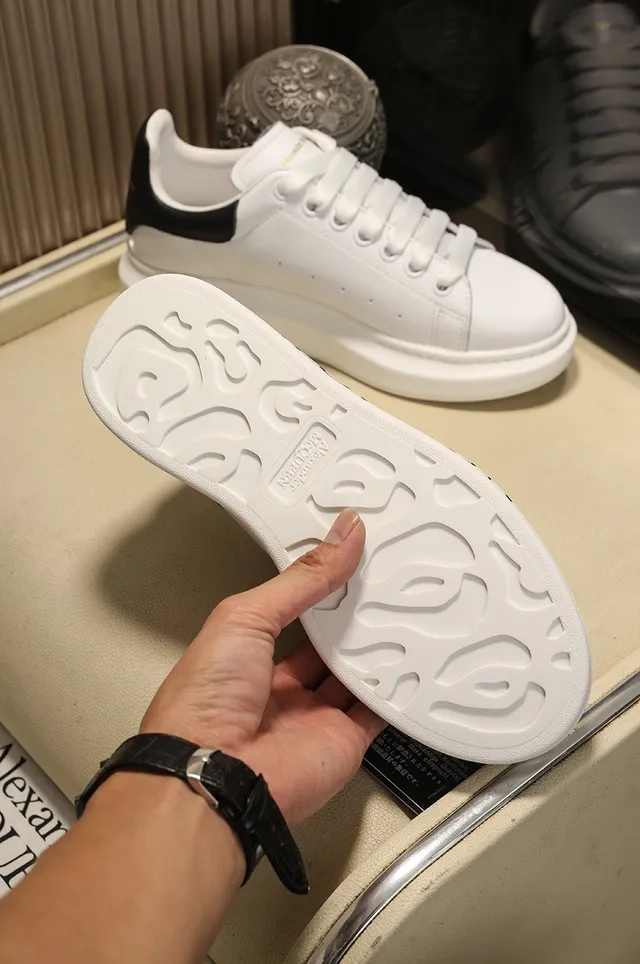 Alexander McQueen ওভারসাইজড স্নিকার সাদা কালো সিলহুয়েট বোল্ড সাইড লোগো প্রিন্ট লাইফস্টাইল স্নিকার 5