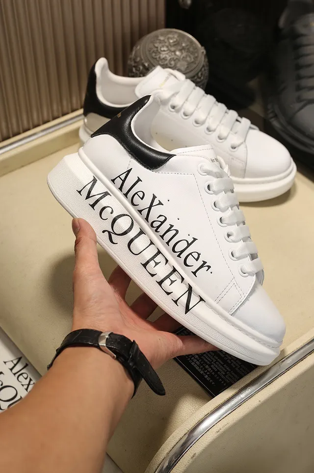 Alexander McQueen ওভারসাইজড স্নিকার সাদা কালো সিলহুয়েট বোল্ড সাইড লোগো প্রিন্ট লাইফস্টাইল স্নিকার 6