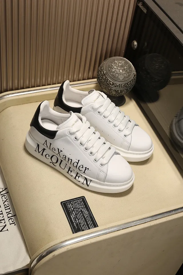 Alexander McQueen ওভারসাইজড স্নিকার সাদা কালো সিলহুয়েট বোল্ড সাইড লোগো প্রিন্ট লাইফস্টাইল স্নিকার 7