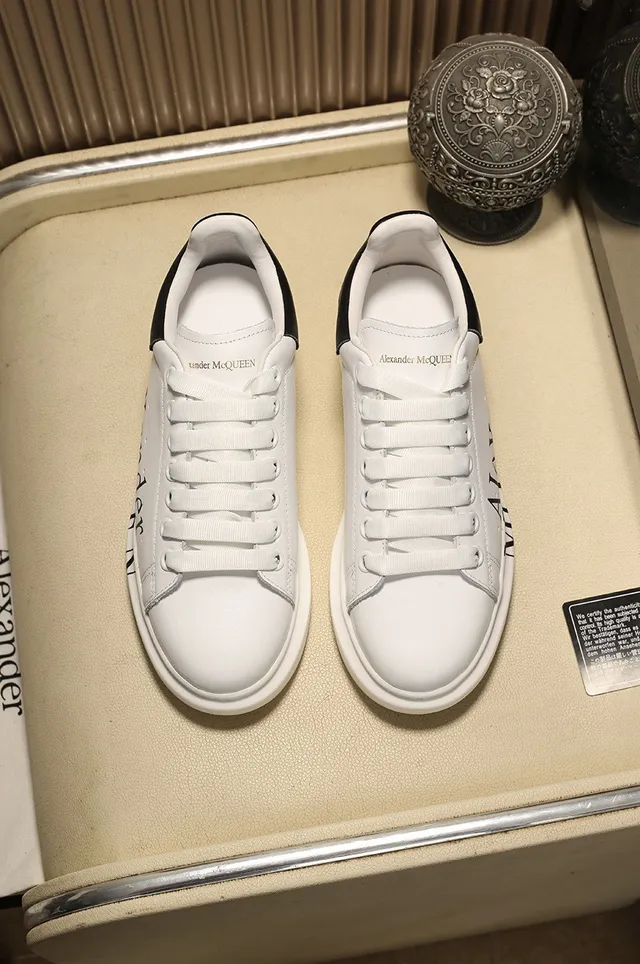 Alexander McQueen ওভারসাইজড স্নিকার সাদা কালো সিলহুয়েট বোল্ড সাইড লোগো প্রিন্ট লাইফস্টাইল স্নিকার 8