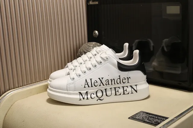 Alexander McQueen ওভারসাইজড স্নিকার সাদা কালো সিলহুয়েট বোল্ড সাইড লোগো প্রিন্ট লাইফস্টাইল স্নিকার 9