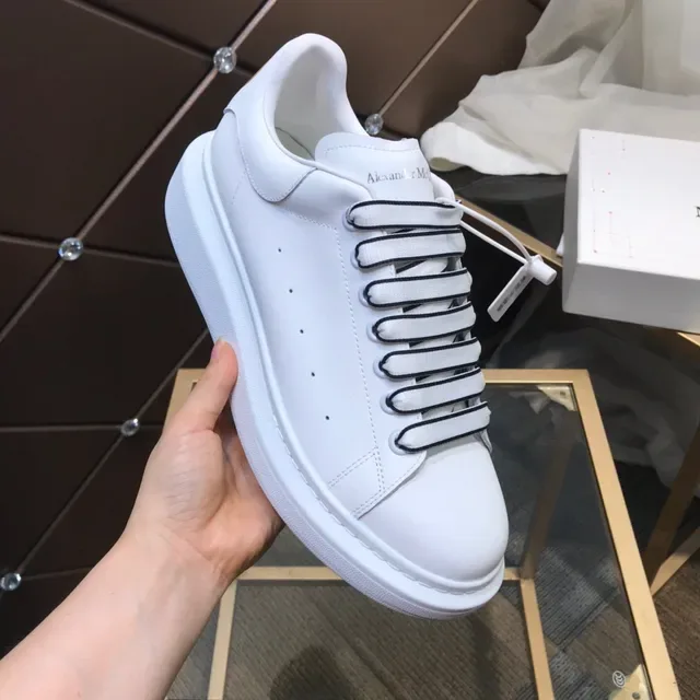 Alexander McQueen Sneakers Oversize Sola Branca e Preta Alça Elástica com Cadarço Lifestyle Sneakers 2