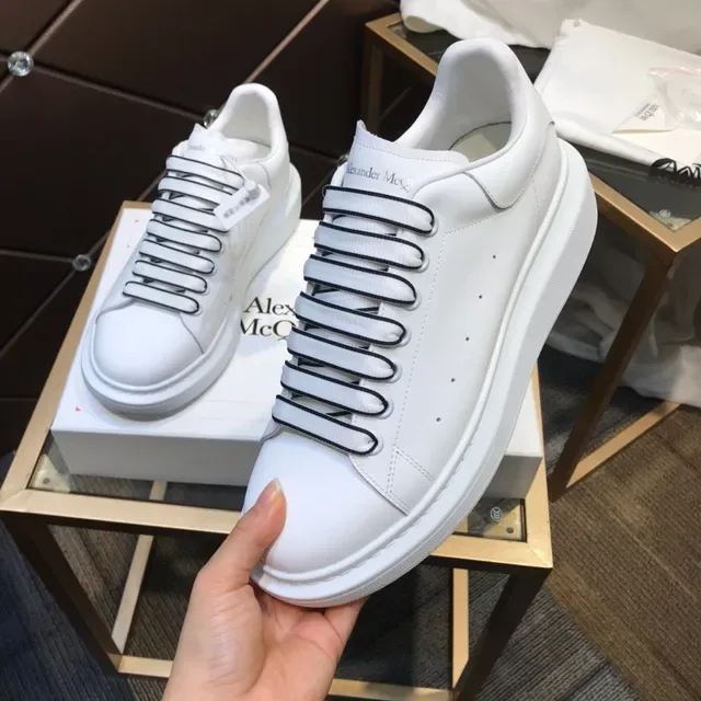 Alexander McQueen Sneakers Oversize Sola Branca e Preta Alça Elástica com Cadarço Lifestyle Sneakers 3