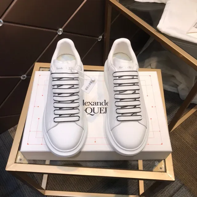 Alexander McQueen Sneakers Oversize Sola Branca e Preta Alça Elástica com Cadarço Lifestyle Sneakers 9