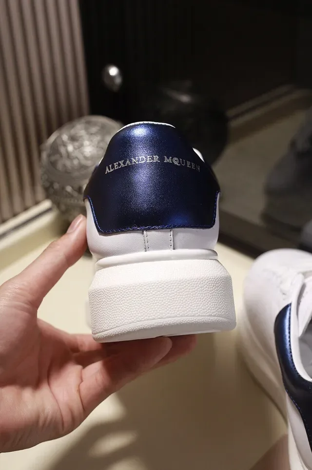 Alexander McQueen 超大号运动鞋 白色蓝色鞋底 平滑皮革鞋面 生活方式运动鞋 2