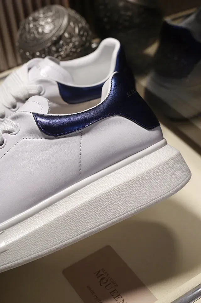 Alexander McQueen 超大号运动鞋 白色蓝色鞋底 平滑皮革鞋面 生活方式运动鞋 3