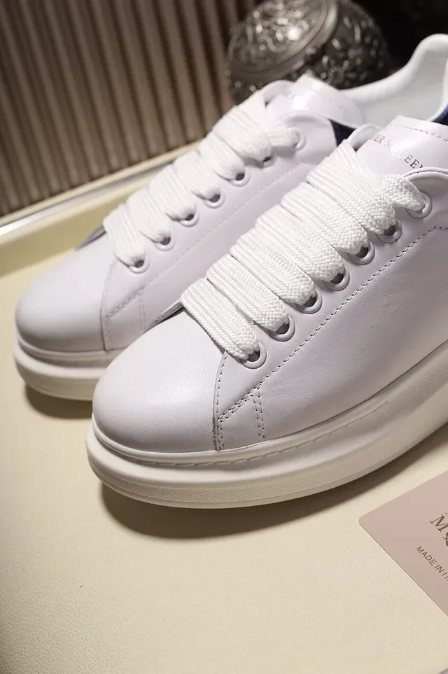 Alexander McQueen 超大号运动鞋 白色蓝色鞋底 平滑皮革鞋面 生活方式运动鞋 4
