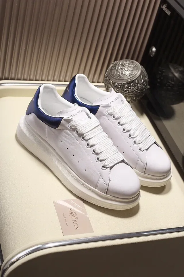 Alexander McQueen 超大号运动鞋 白色蓝色鞋底 平滑皮革鞋面 生活方式运动鞋 7