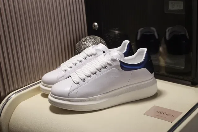 Alexander McQueen 超大号运动鞋 白色蓝色鞋底 平滑皮革鞋面 生活方式运动鞋 8