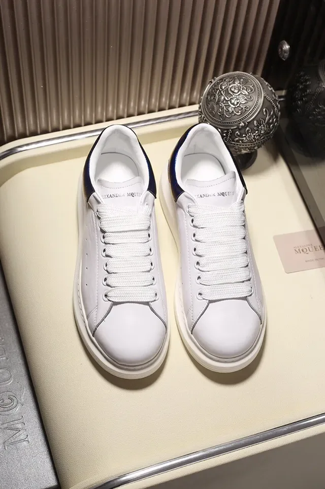 Alexander McQueen 超大号运动鞋 白色蓝色鞋底 平滑皮革鞋面 生活方式运动鞋 9