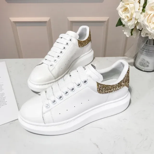 Alexander McQueen Tênis oversized Sola branca de ouro Etiqueta de calcanhar glitter Tênis lifestyle 2