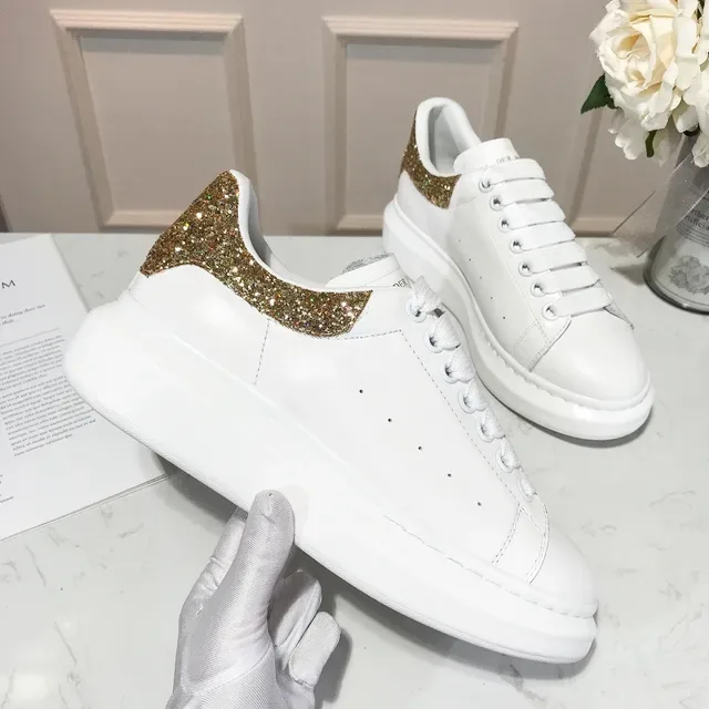 Alexander McQueen Tênis oversized Sola branca de ouro Etiqueta de calcanhar glitter Tênis lifestyle 3