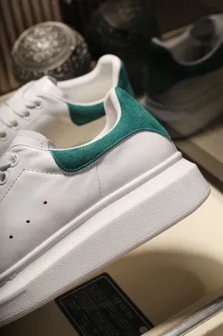 Alexander McQueen Sneaker Oversized Semelle Blanche Verte Bout Perforé Sneakers Lifestyle 4