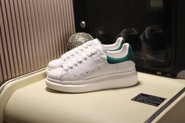 Alexander McQueen Sneaker Oversized Semelle Blanche Verte Bout Perforé Sneakers Lifestyle 9