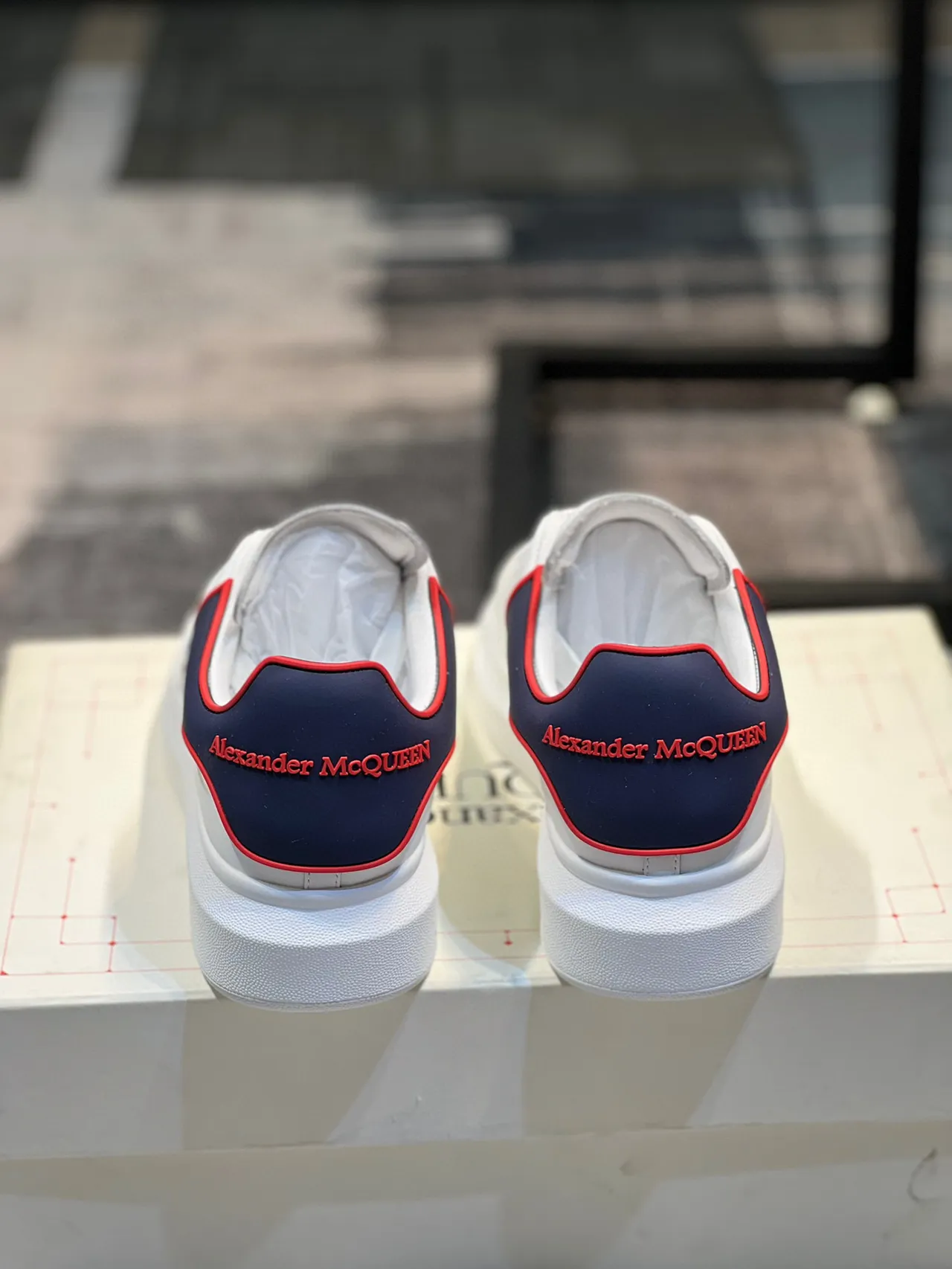 Alexander McQueen 超大运动鞋 白色 海军蓝 红色 生活方式运动鞋 2