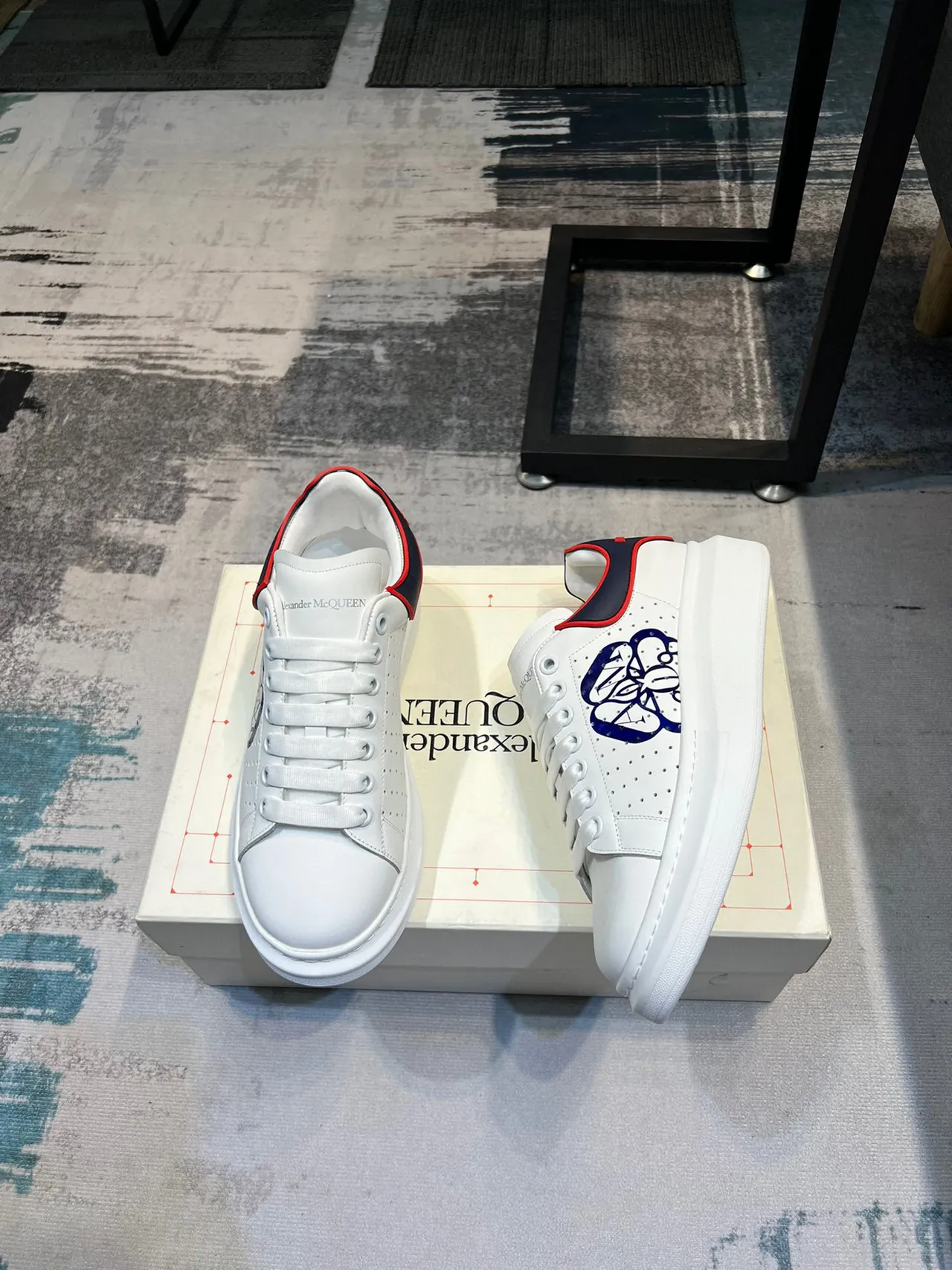 Alexander McQueen 超大运动鞋 白色 海军蓝 红色 生活方式运动鞋 4