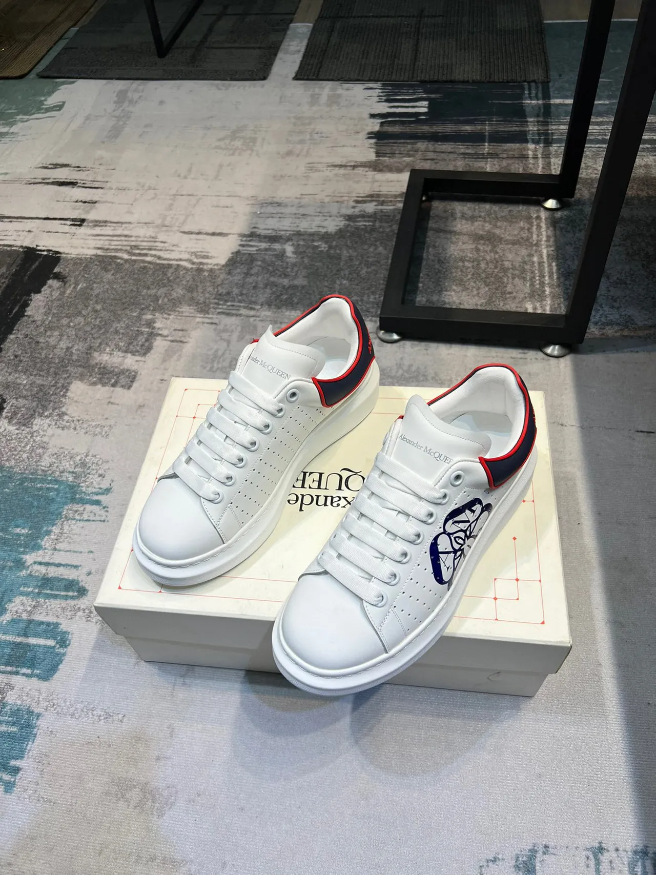 Alexander McQueen 超大运动鞋 白色 海军蓝 红色 生活方式运动鞋 5