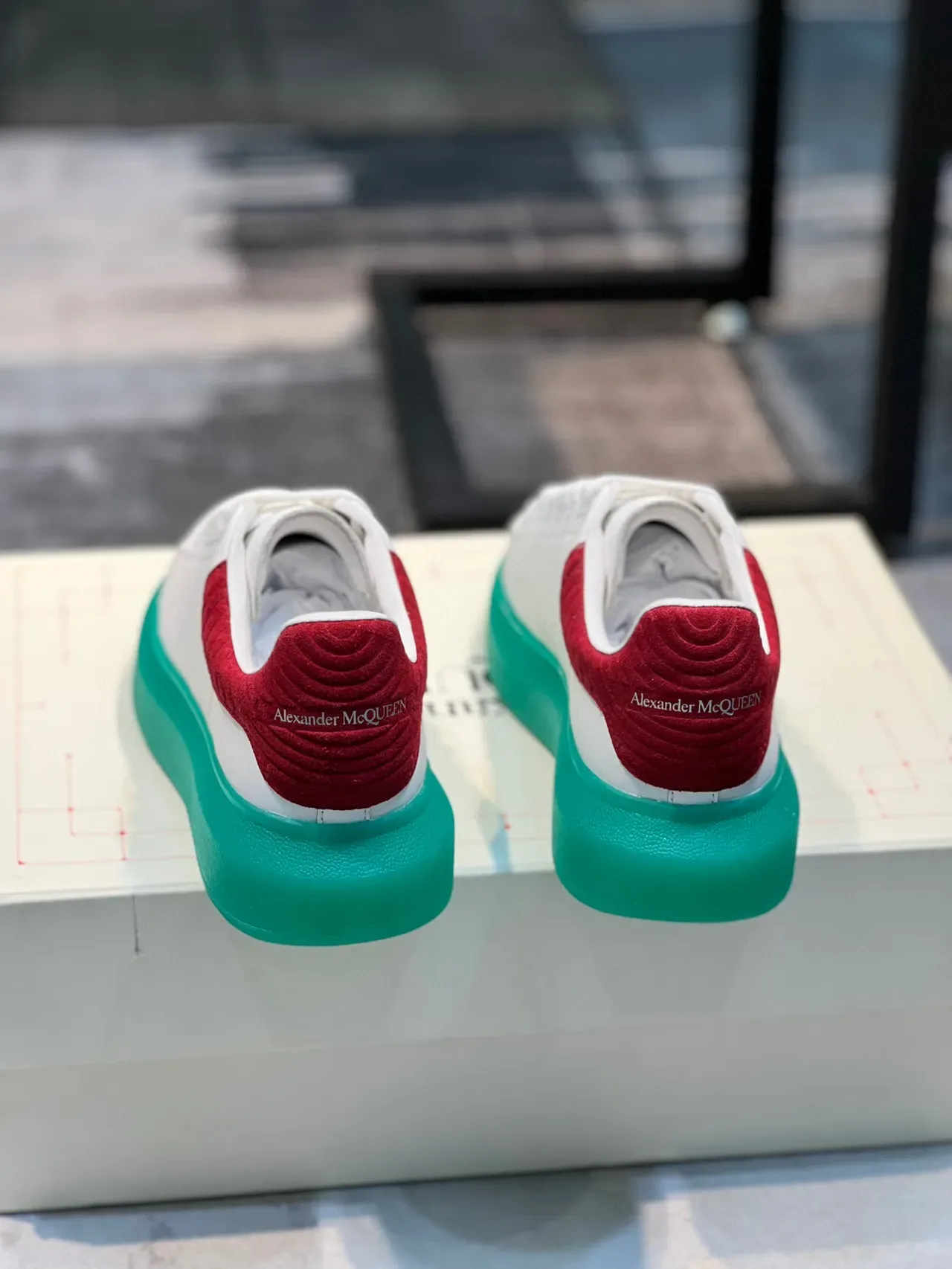 Alexander McQueen Sneakers Oversized Blanc Rouge Vert Lifestyle Sneakers 2