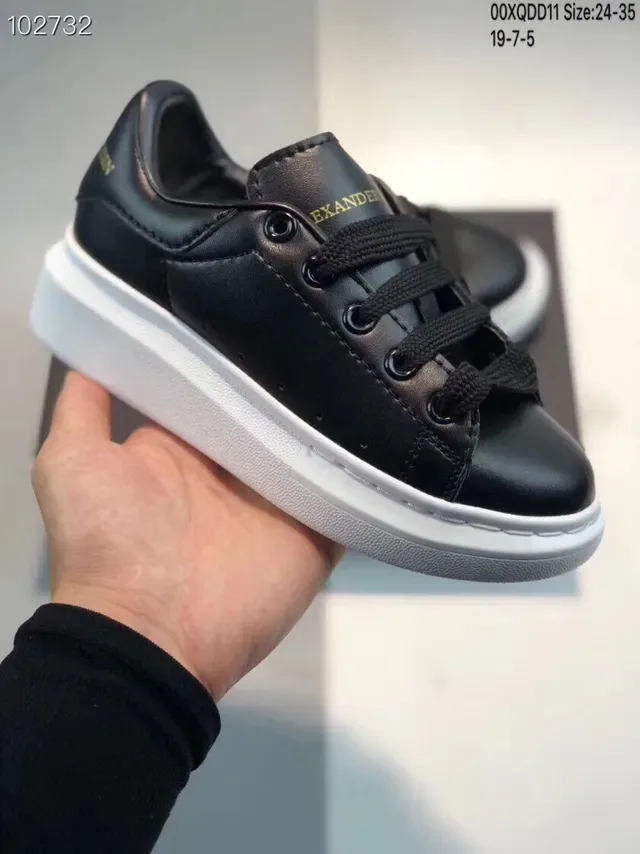 Alexander McQueen ওভারসাইজড স্নিকার সাদা ও লাল প্ল্যাটফর্ম সোল পারফোরেটেড টো বক্স লাইফস্টাইল স্নিকার 4