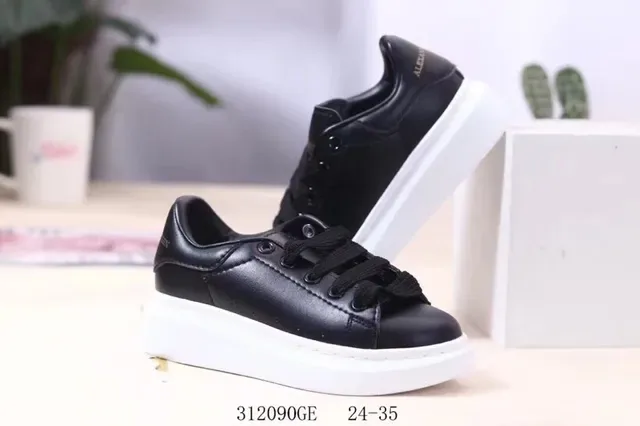 Alexander McQueen ওভারসাইজড স্নিকার সাদা ও লাল প্ল্যাটফর্ম সোল পারফোরেটেড টো বক্স লাইফস্টাইল স্নিকার 19