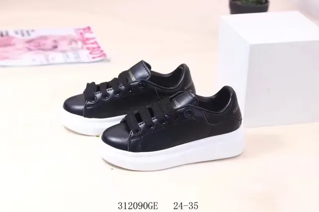 Alexander McQueen ওভারসাইজড স্নিকার সাদা ও লাল প্ল্যাটফর্ম সোল পারফোরেটেড টো বক্স লাইফস্টাইল স্নিকার 22
