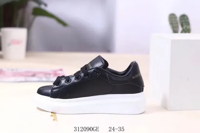 Alexander McQueen ওভারসাইজড স্নিকার সাদা ও লাল প্ল্যাটফর্ম সোল পারফোরেটেড টো বক্স লাইফস্টাইল স্নিকার 23