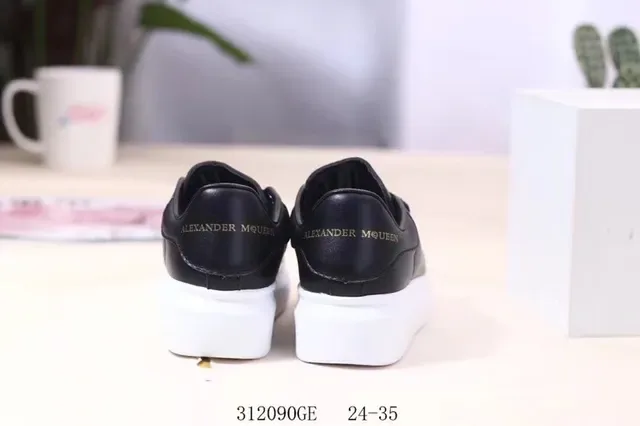 Alexander McQueen ওভারসাইজড স্নিকার সাদা ও লাল প্ল্যাটফর্ম সোল পারফোরেটেড টো বক্স লাইফস্টাইল স্নিকার 24