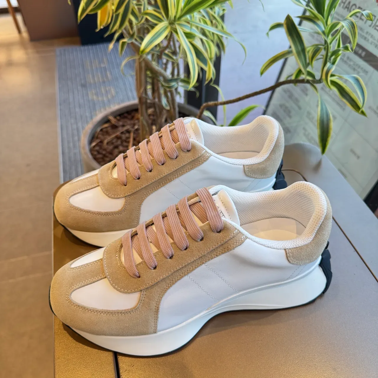 Alexander McQueen حذاء أبيض بيج silhouette oversized بانلينج سويد وجلد حذاء لايف ستايل 2