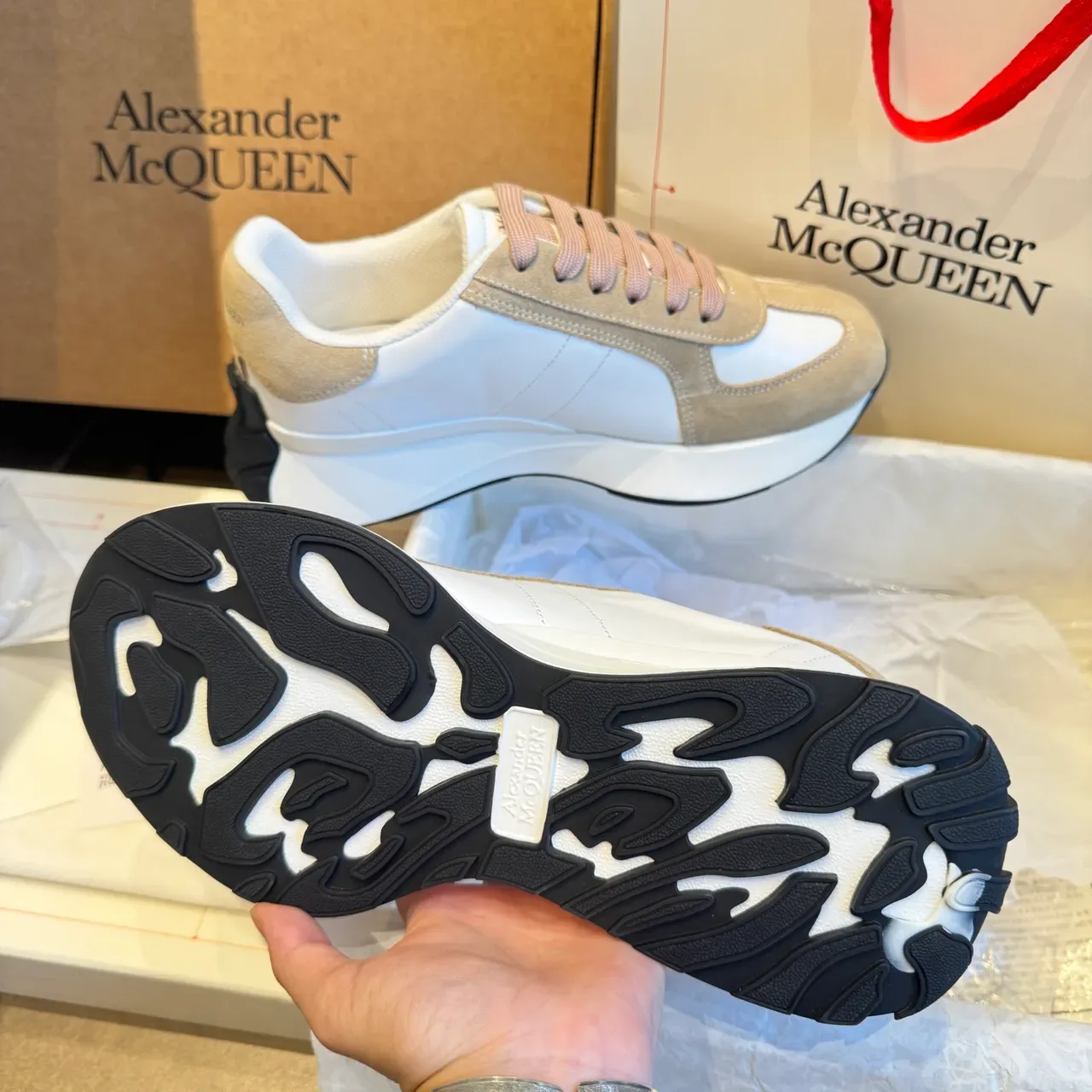 Alexander McQueen حذاء أبيض بيج silhouette oversized بانلينج سويد وجلد حذاء لايف ستايل 3