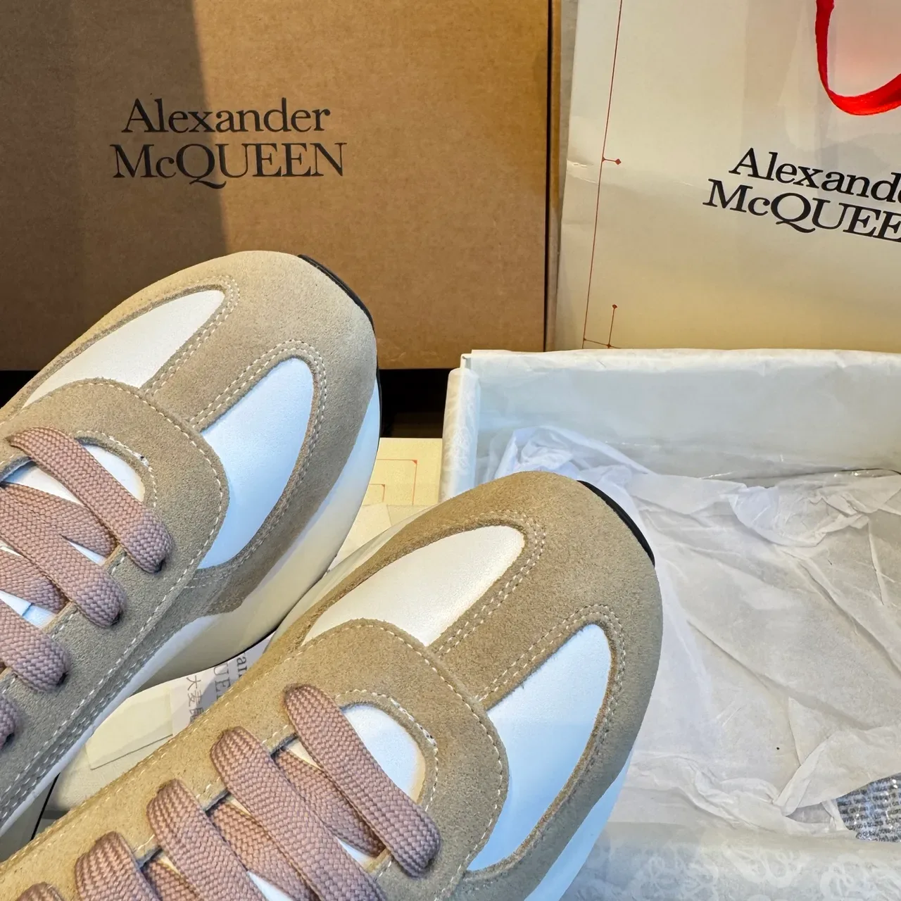 Alexander McQueen حذاء أبيض بيج silhouette oversized بانلينج سويد وجلد حذاء لايف ستايل 4