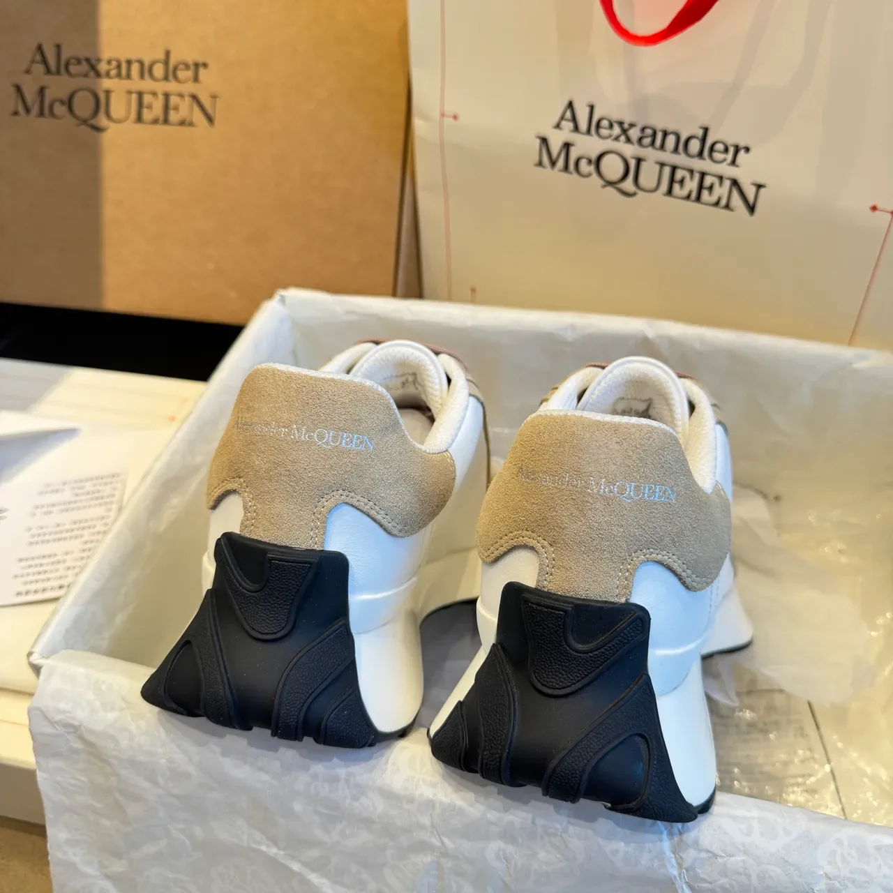 Alexander McQueen حذاء أبيض بيج silhouette oversized بانلينج سويد وجلد حذاء لايف ستايل 5