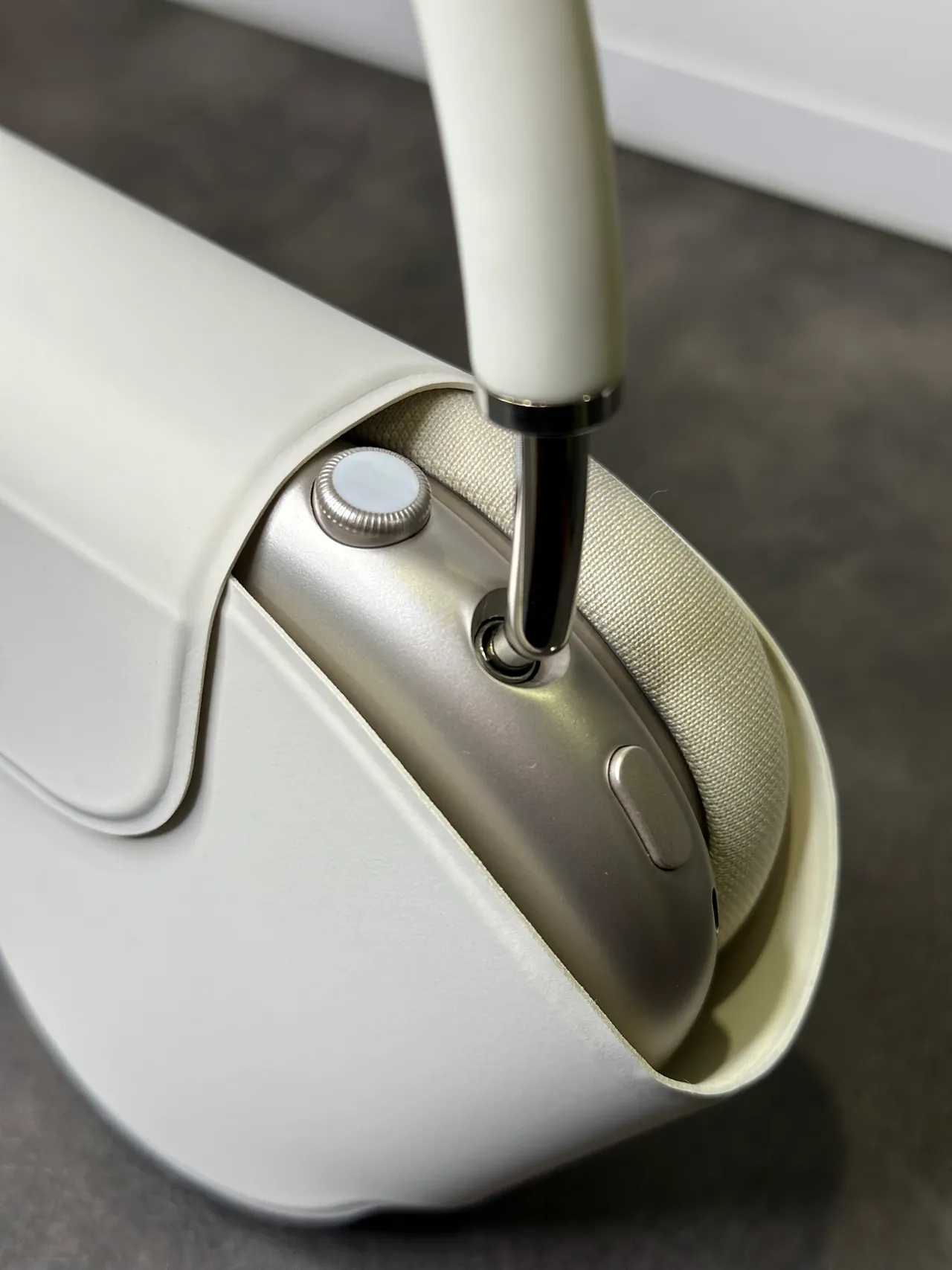 Apple AirPods Max White Over-Ear Headphones 3