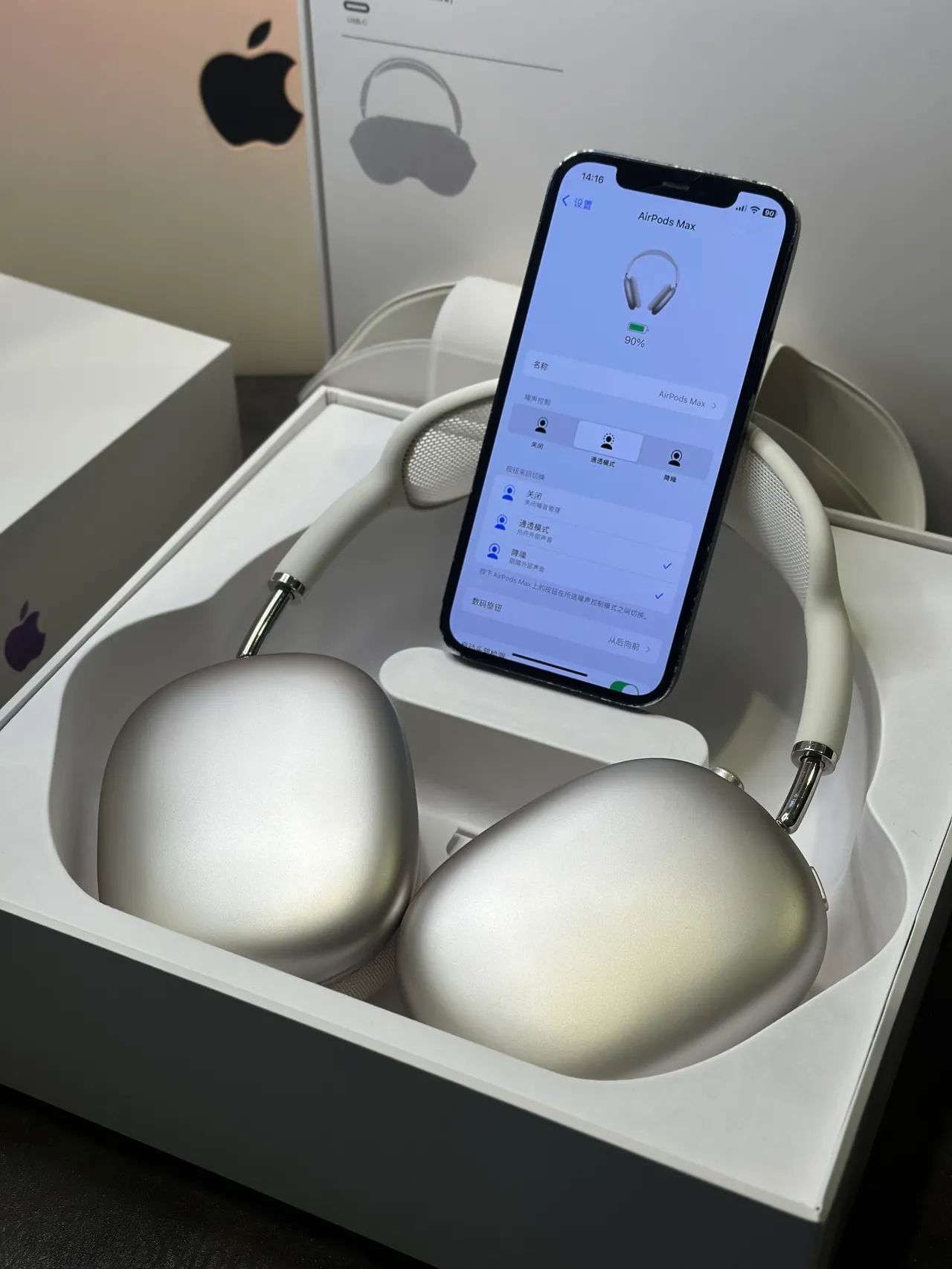 Apple AirPods Max White Over-Ear Headphones 4
