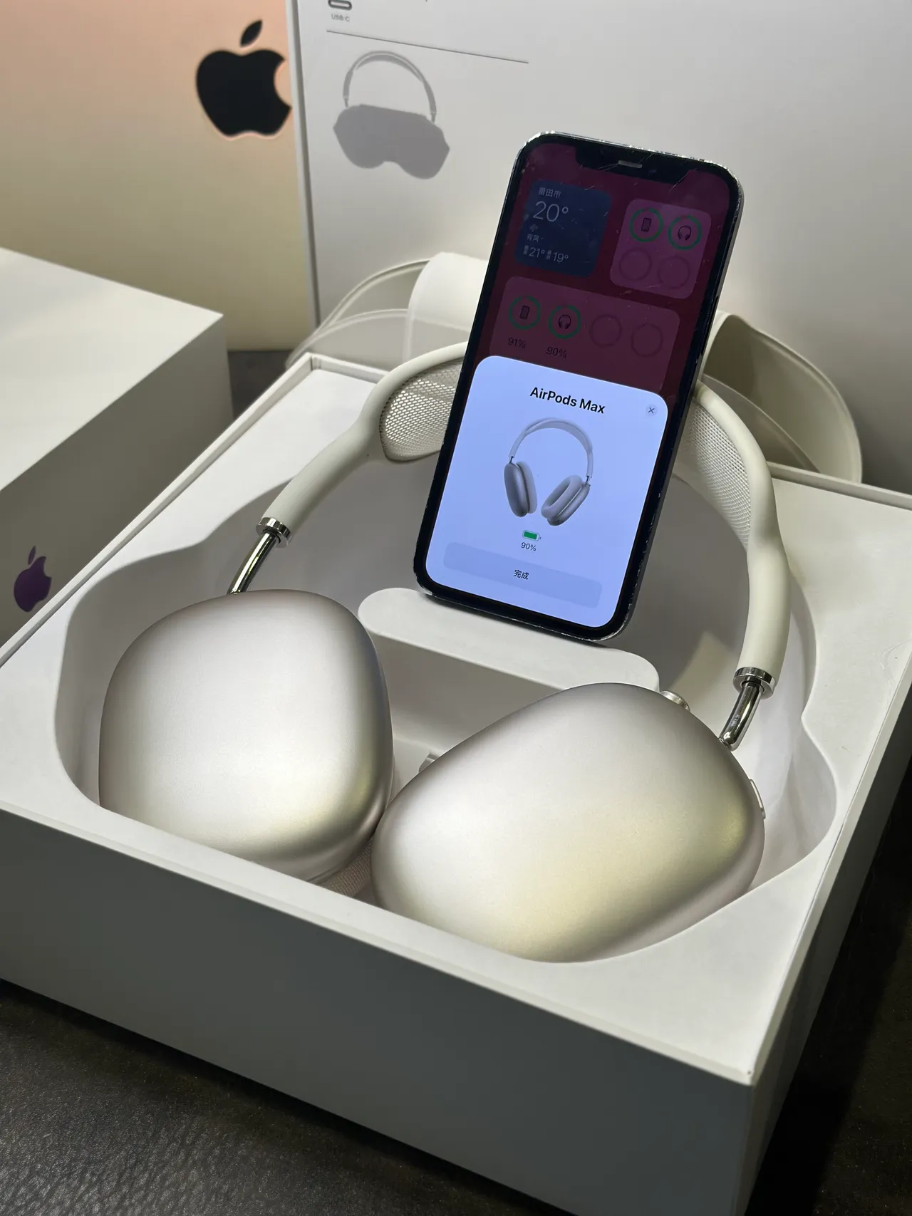 Apple AirPods Max White Over-Ear Headphones 5