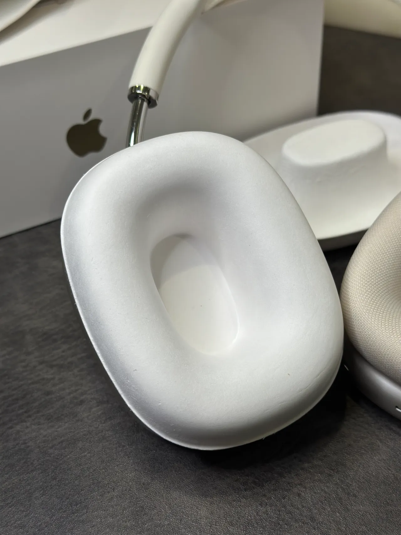 Apple AirPods Max White Over-Ear Headphones 8