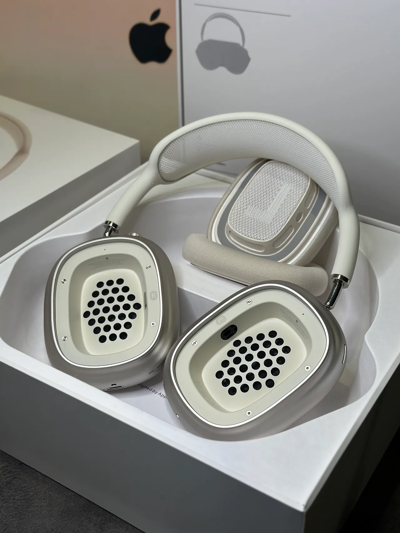 Apple AirPods Max White Over-Ear Headphones 9