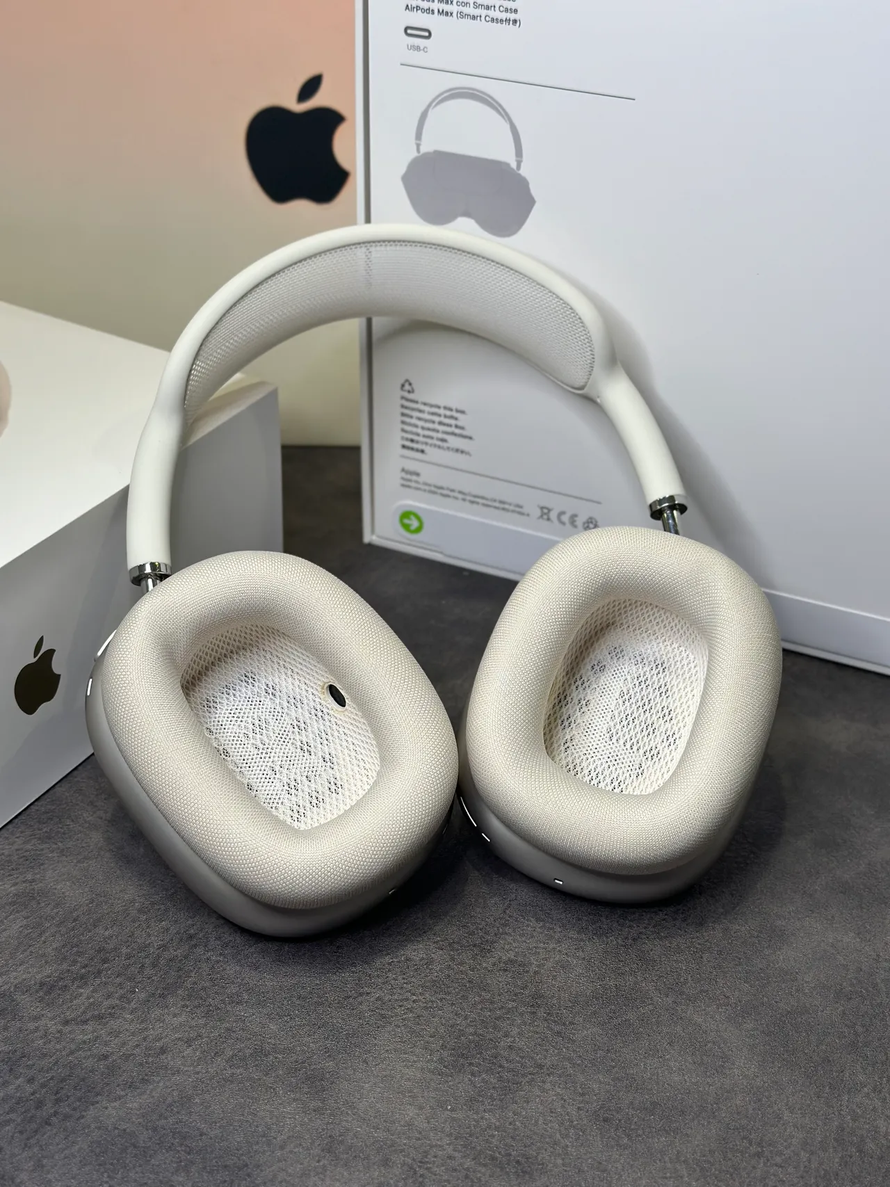 Apple AirPods Max White Over-Ear Headphones 10