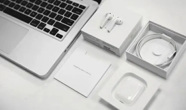 Apple AirPods White Short-Stem Open-Fit TWS Earbuds 2