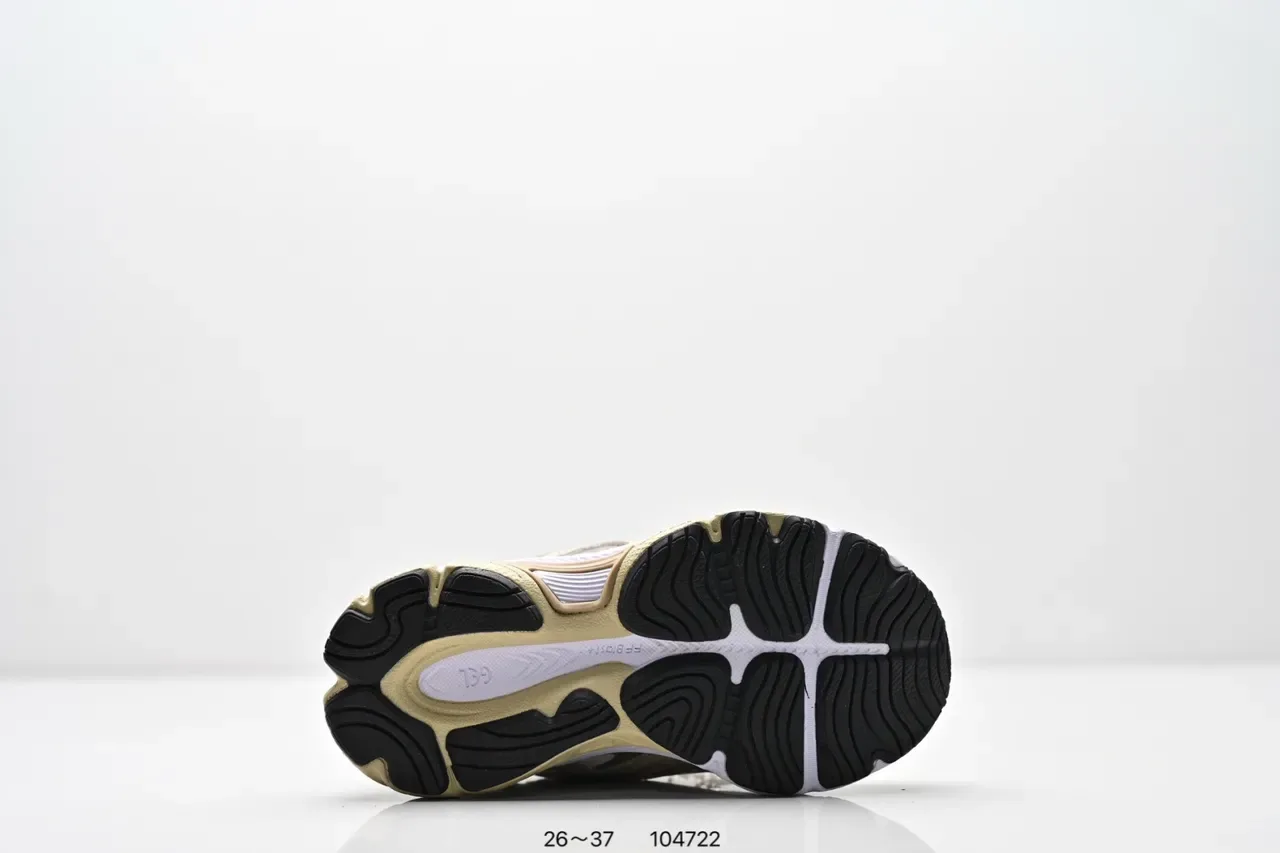 ASICS Gel-Kayano Preto Branco Prata tênis lifestyle 17