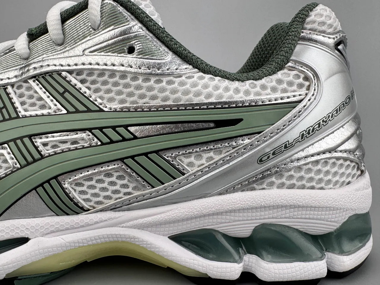 ASICS Gel-Kayano Chaussures de Running Argent et Vert Olive 5