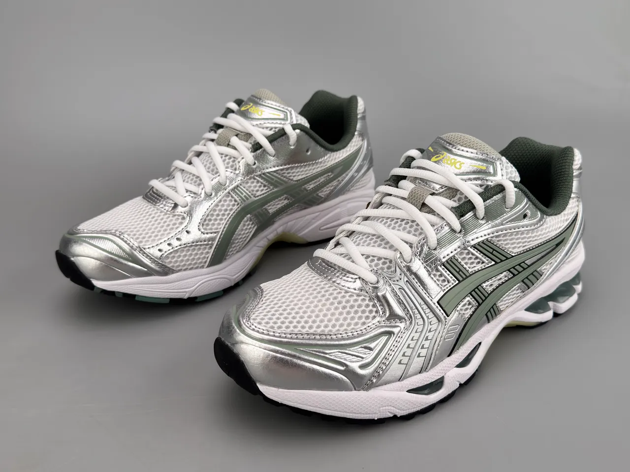 ASICS Gel-Kayano Chaussures de Running Argent et Vert Olive 7
