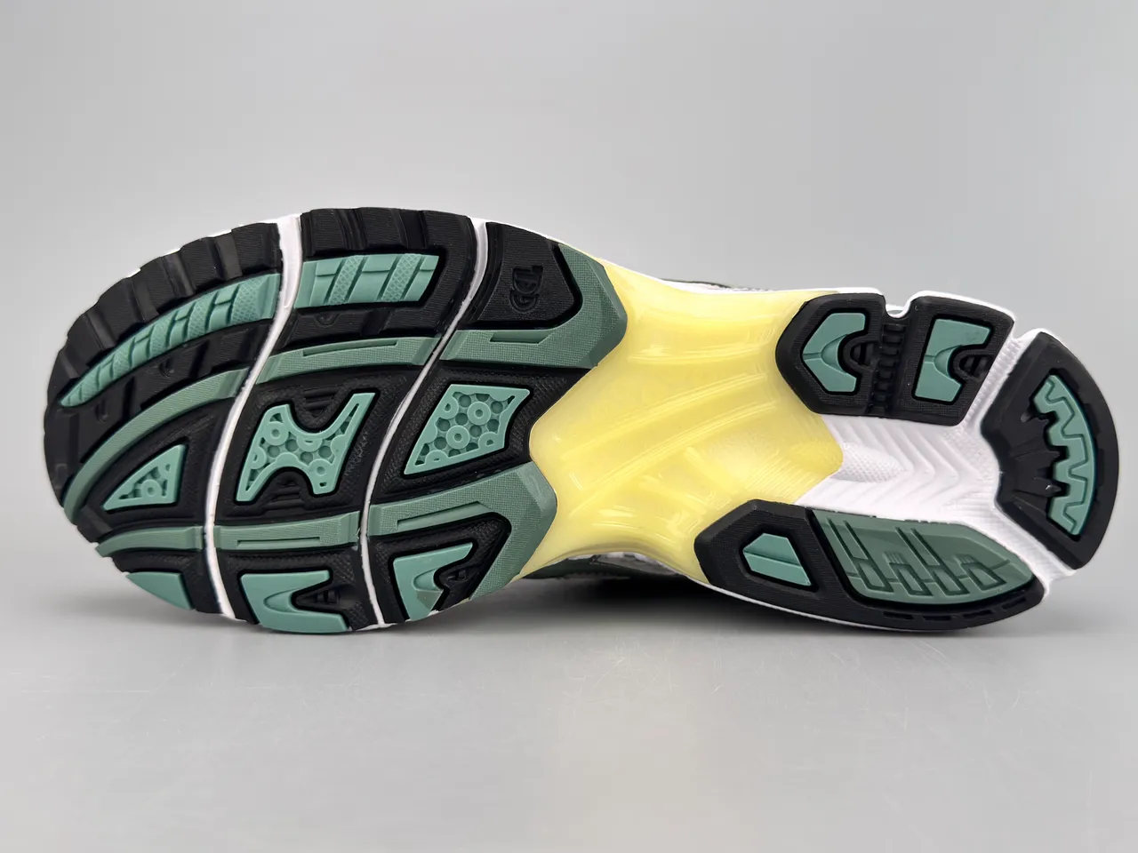ASICS Gel-Kayano Chaussures de Running Argent et Vert Olive 8