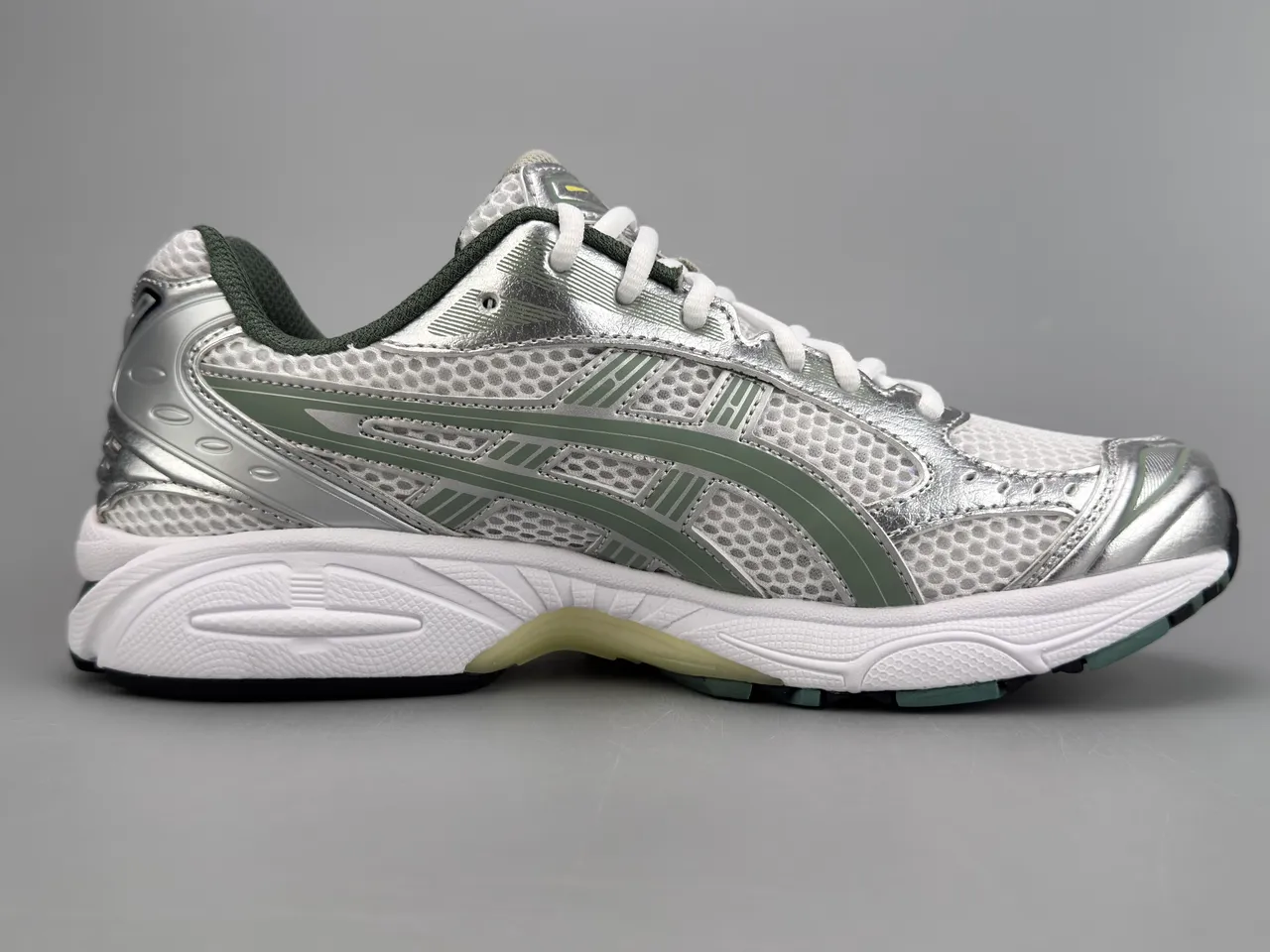 ASICS Gel-Kayano Chaussures de Running Argent et Vert Olive 10